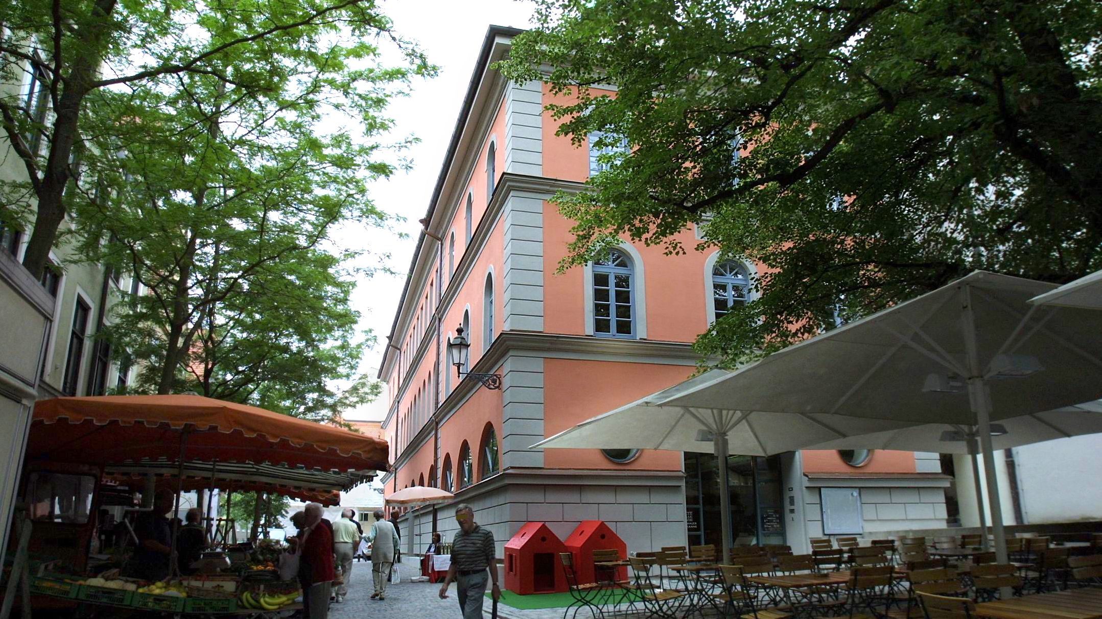 Gebäude mit Biergarten