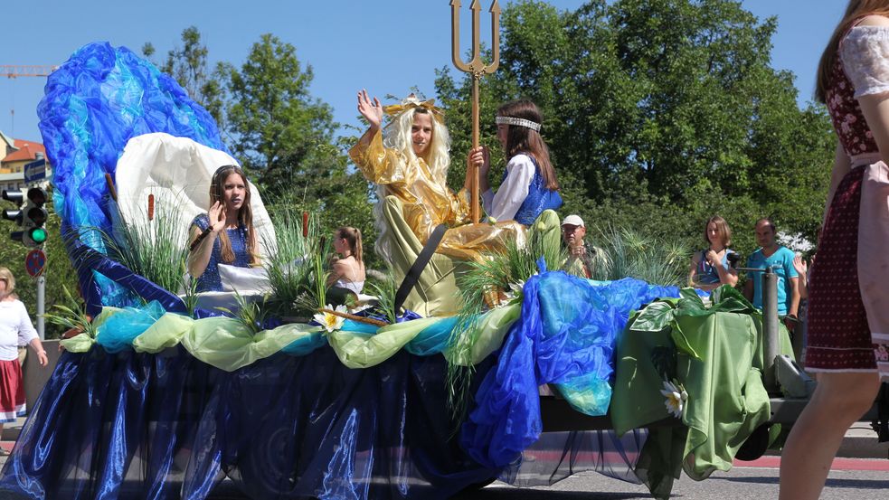 Photo of Children's parade with children in fairy tales costuumes at opening oif Dachau country fair (Dachauer Volksfest). Photo: City of Dachau