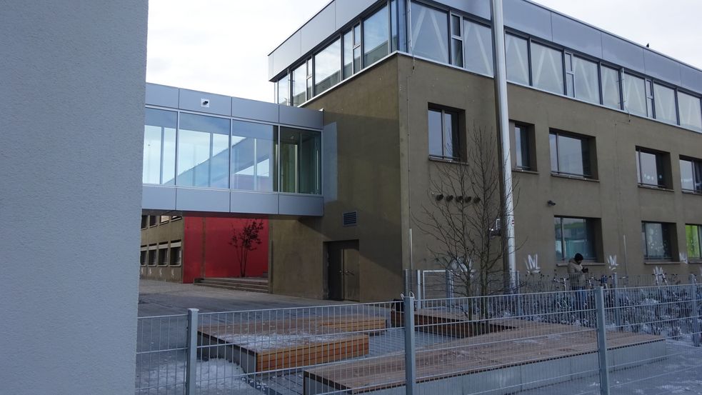 Neubau des Schulgebäudes mit Übergang zum Bestandsgebäude