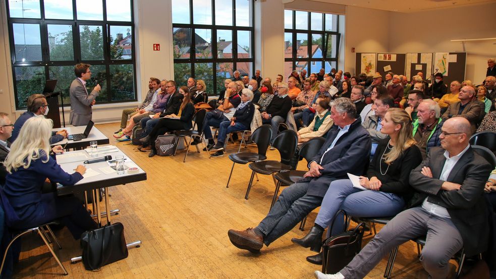 Veranstaltungssaal mit OB, Verwaltung, Eigentümern von MD-Gelände, Bürgerinnen und Bürgern bei Erörterungsveranstaltung 