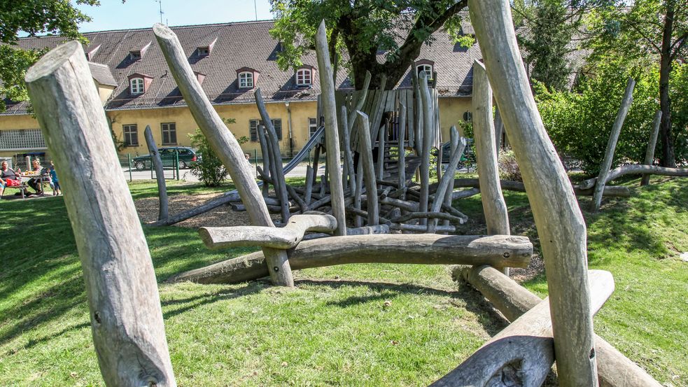 Kletterschlucht aus Robinienhölzern auf grüner Wiese