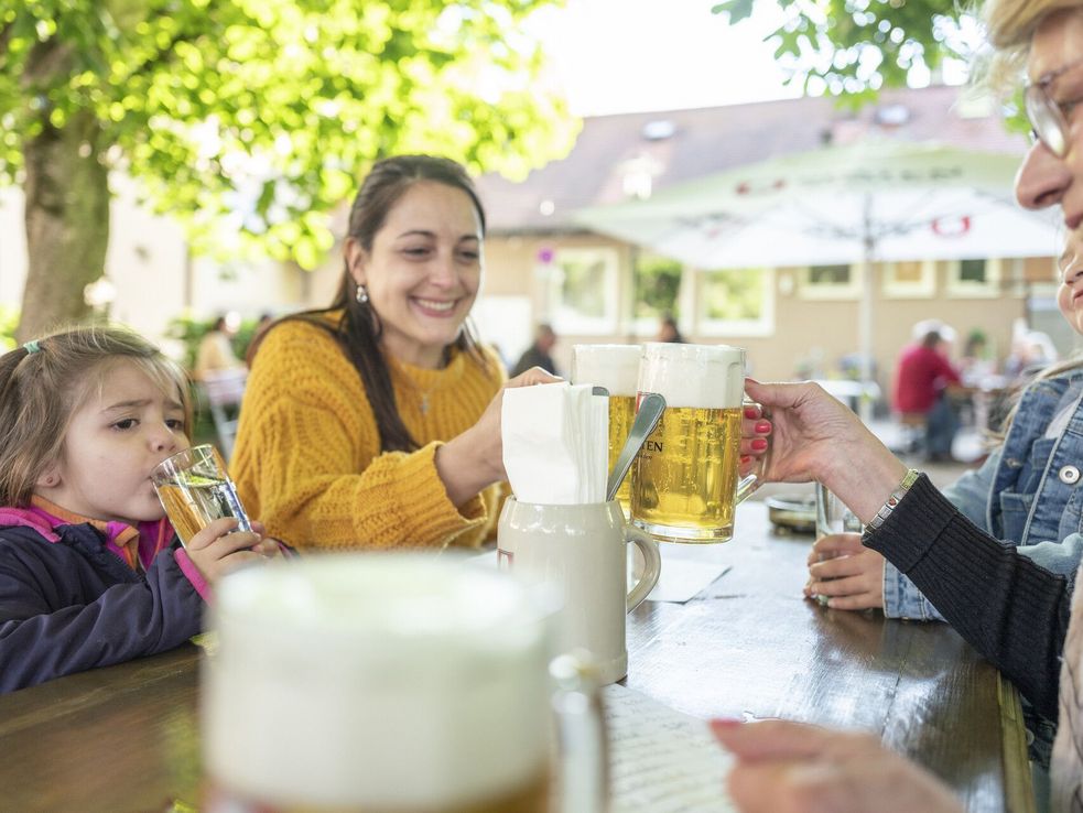 Familie im Biergarten