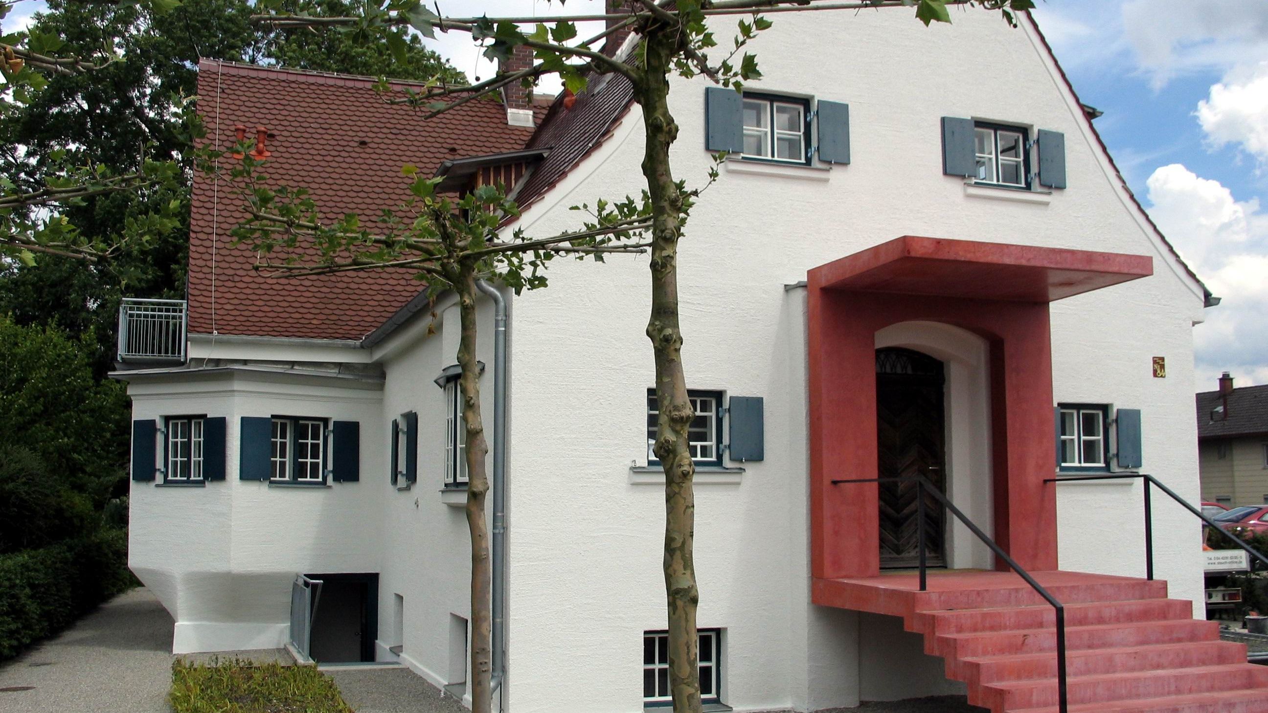 historisches Gebäude mit rotem Treppenaufgang