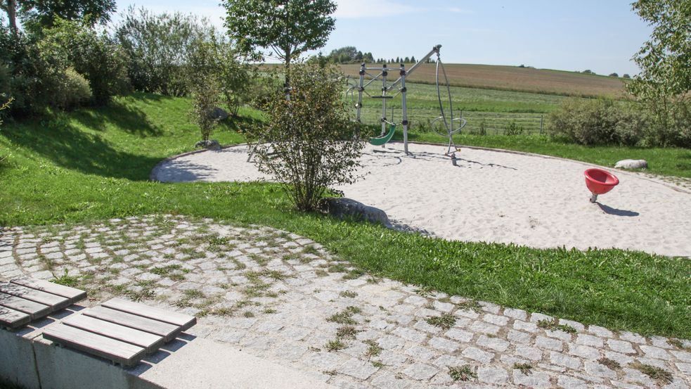 Sandspielbereich und Bänke nebendran