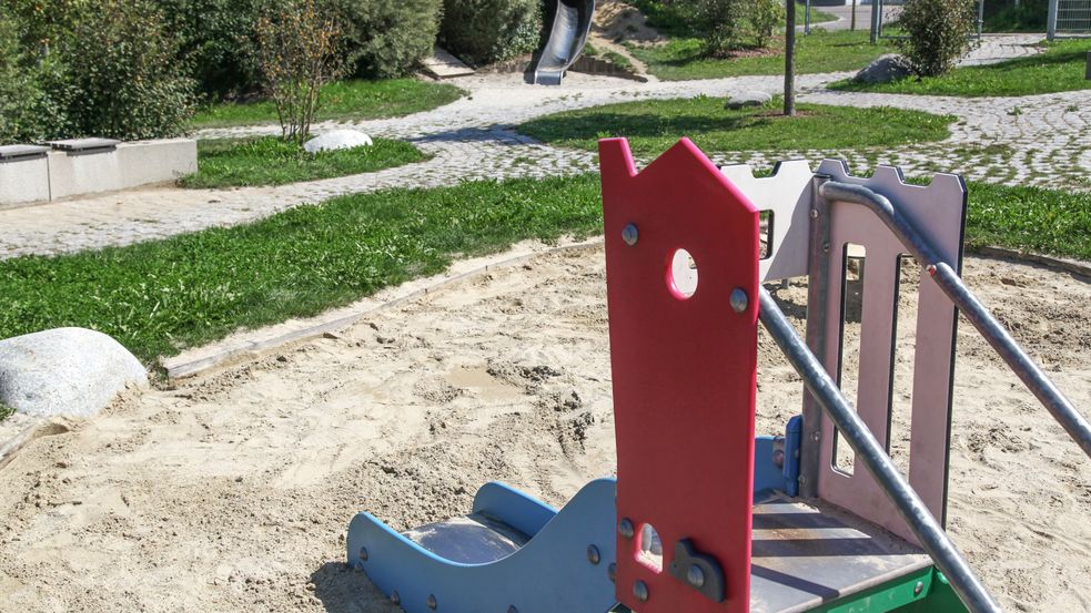 Sandkasten mit kleiner Rutsche