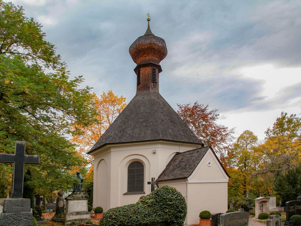 Gottesacker chapel at old town cemetary surrounded by graves and trees. Photo: City of Dachau