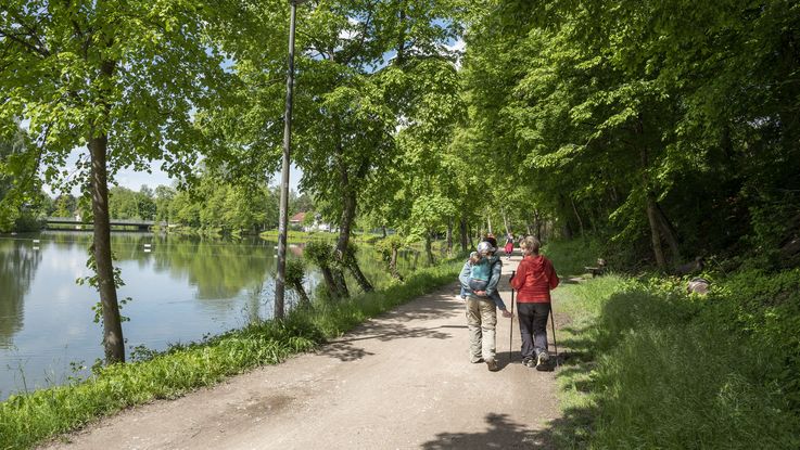 Familie wandert an Amper in Dachau