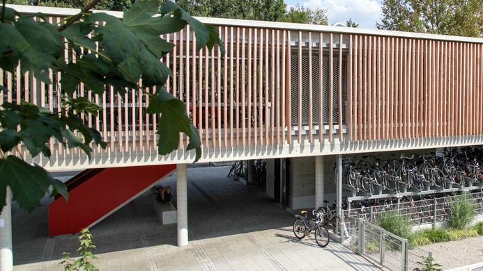 Fahrradparkhaus Dachau am Bahnhof mit öffentlichen Toiletten inkl. Behindertengerechter Toilette und Wickelplatz