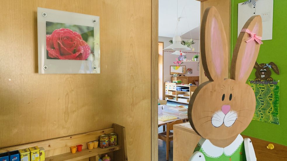 Hasenholzskulptur im Kindergarten