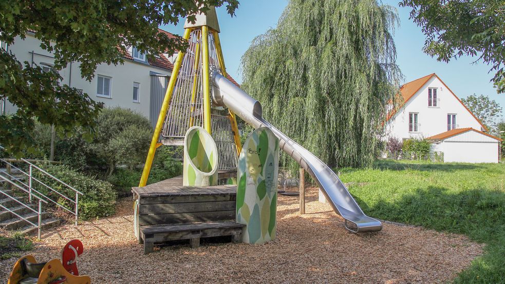 Kletterturm mit Röhrenrutsche und Tunnelröhren daneben