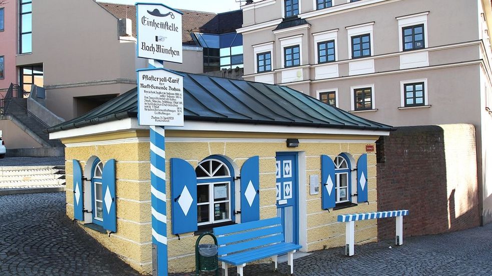 Photo of former toll house, small yellow house that used to be the toll house of Dachau. Photo: City of Dachau