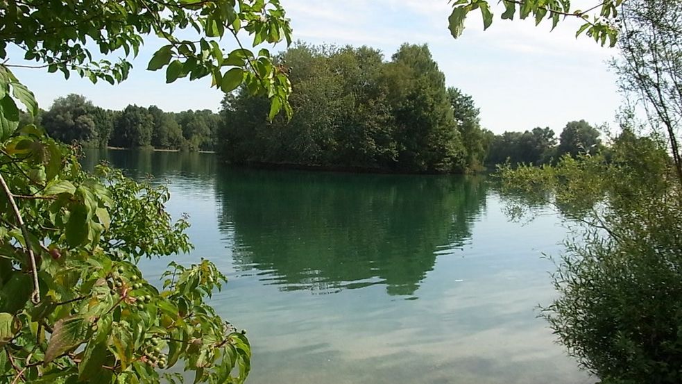 Waldschwaigsee, türkis-grünes Wasser und bewaldete Ufer