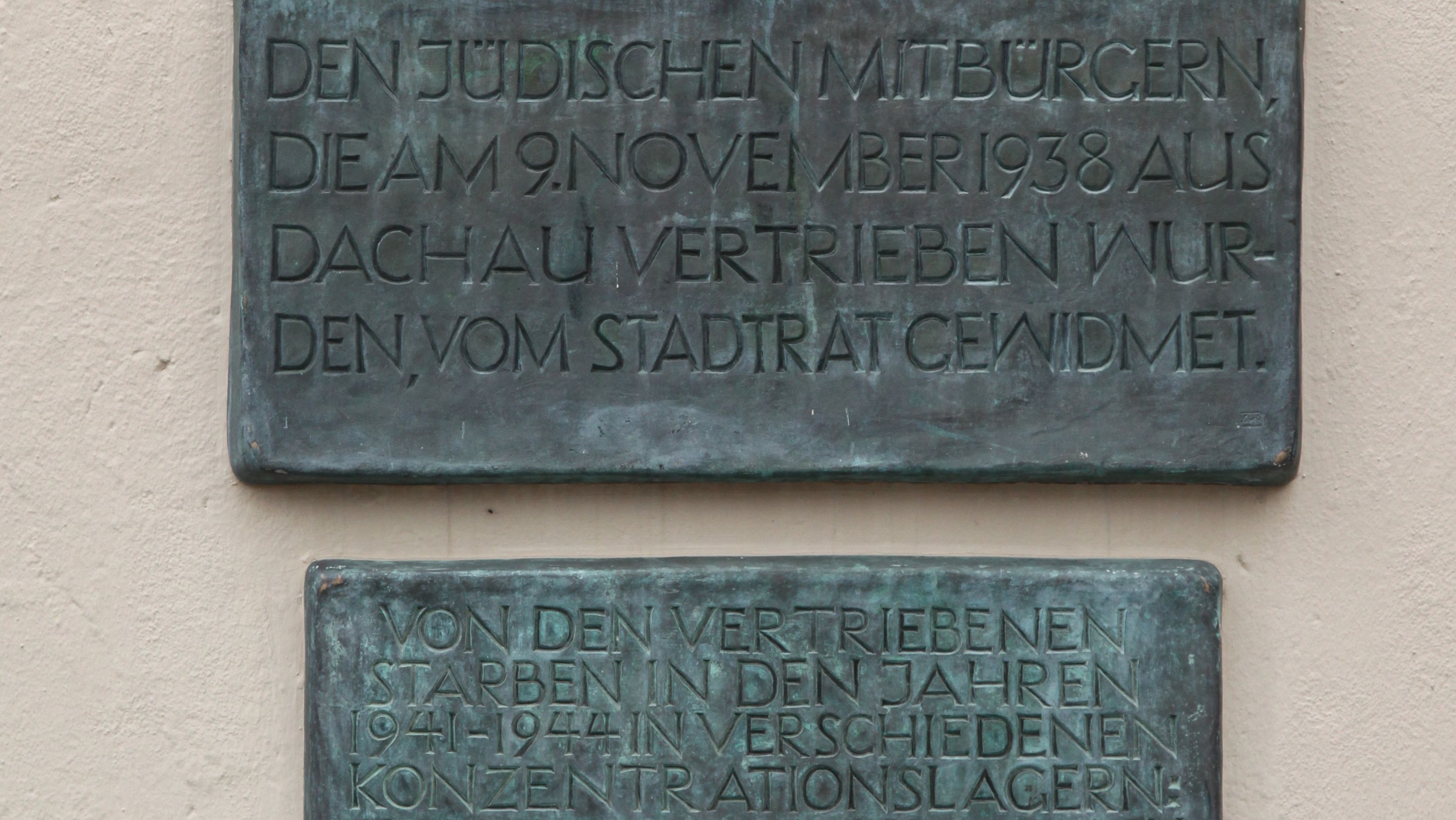 Photo of 2 memorial plaques at the Dachau town hall, inscription: Dedicated by the town council to the Jewish fellow citizens who were expelled from Dachau on 9 November 1938" and "Of the expellees died in the years 1941 - 1944 in the various concentration camps Julius Kohn, Max Wallach, Melly Wallach, Hans Neumeyer, Vera Neumeyer.