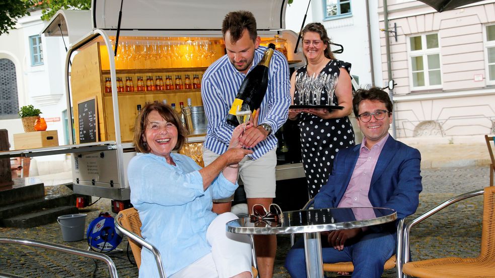 Oberbürgermeister Florian Hartmann und die Schauspielerin Brigitte Walbrun - bekannt als Bürgermeisterin von Lansing in der Kultserie Dahoam is Dahoam geben mit einer Magnum-Flasche Prosecco offiziell den Startschuss!