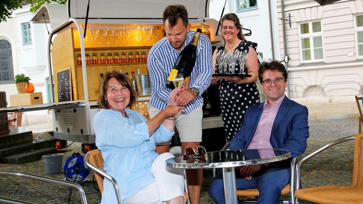 Oberbürgermeister Florian Hartmann und die Schauspielerin Brigitte Walbrun - bekannt als Bürgermeisterin von Lansing in der Kultserie Dahoam is Dahoam geben mit einer Magnum-Flasche Prosecco offiziell den Startschuss!