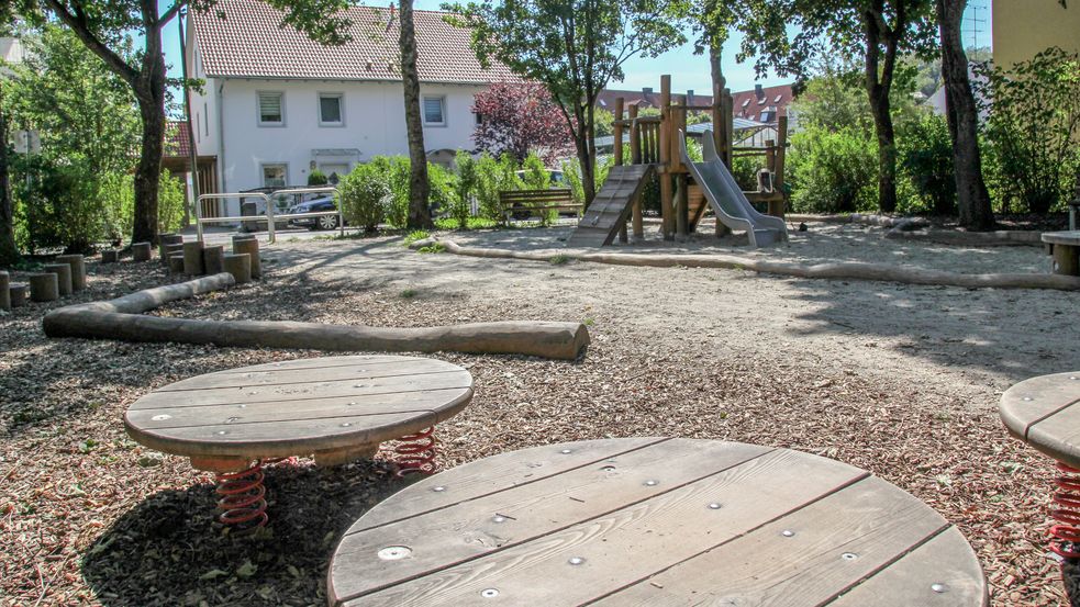 Holzhüpfplatten mit Rutsche im Hintergrund