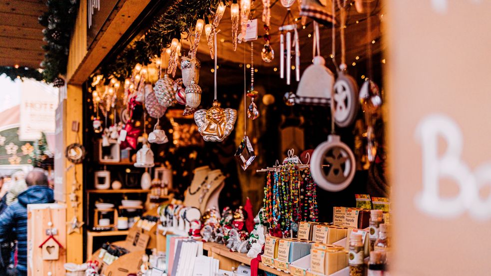 Verkaufsstand mit Christbaumschmuck, Seifen und vielem mehr