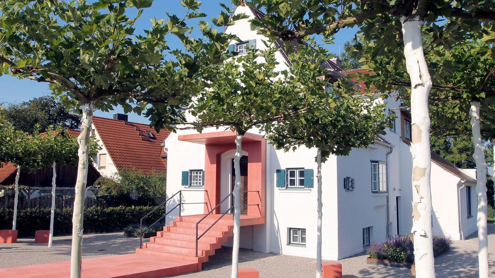 Außenansicht Künstlerhaus Walter von Ruckteschell, ein rotes Band führt zum Eingangsbereich der Villa