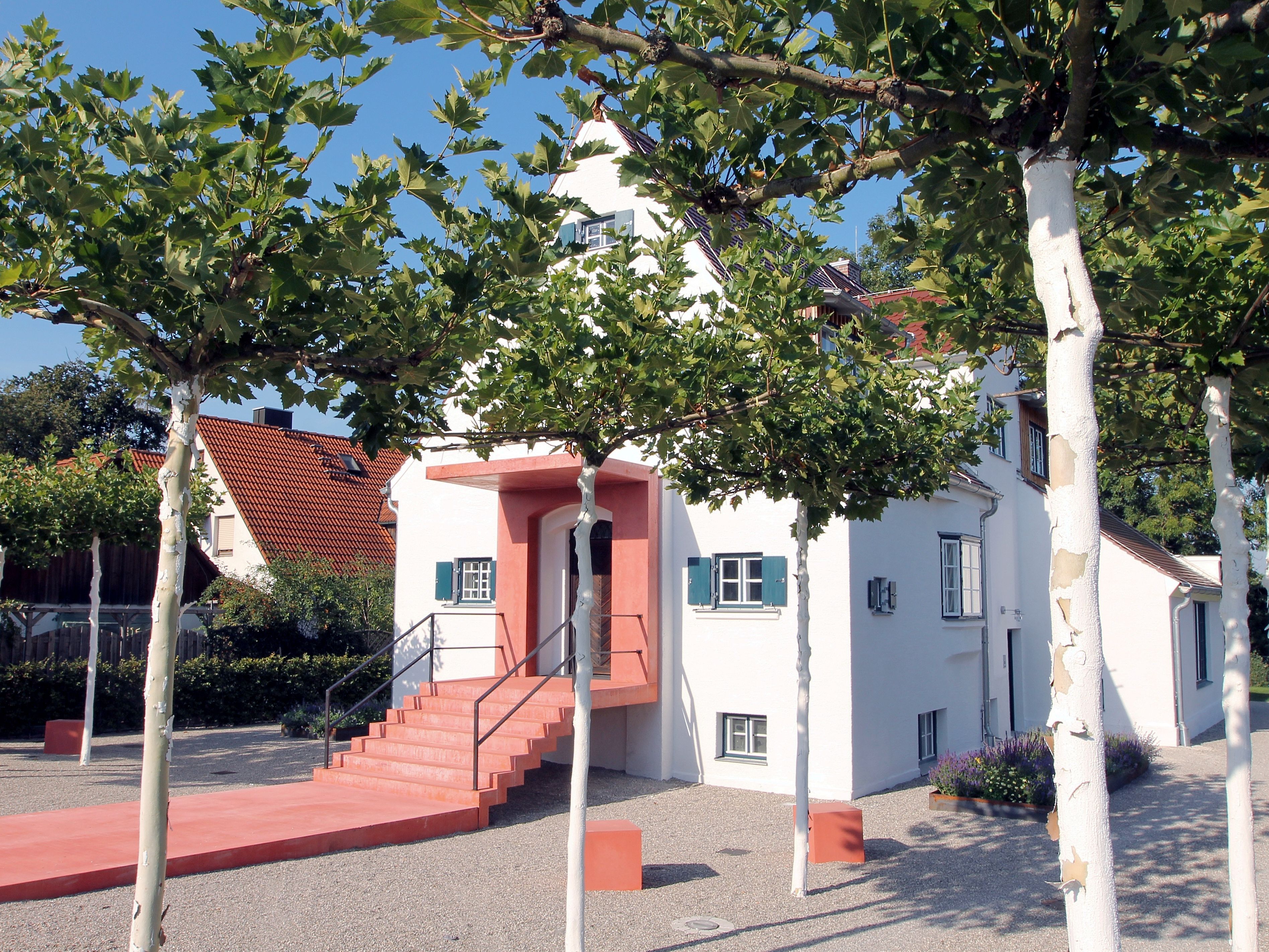 Außenansicht Künstlerhaus Walter von Ruckteschell, ein rotes Band führt zum Eingangsbereich der Villa