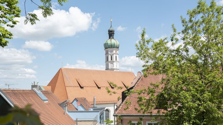 St. Jakob in der Dachauer Altstadt vom Schloss aus durch die Bäume fotografiert