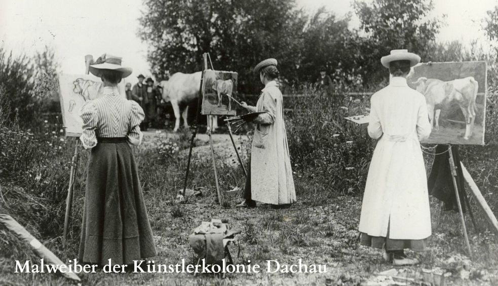 Drei Frauen stehen in der Natur vor Staffeleien