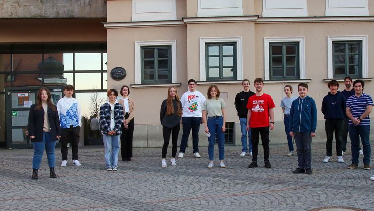 Jugendrat vor dem Rathaus