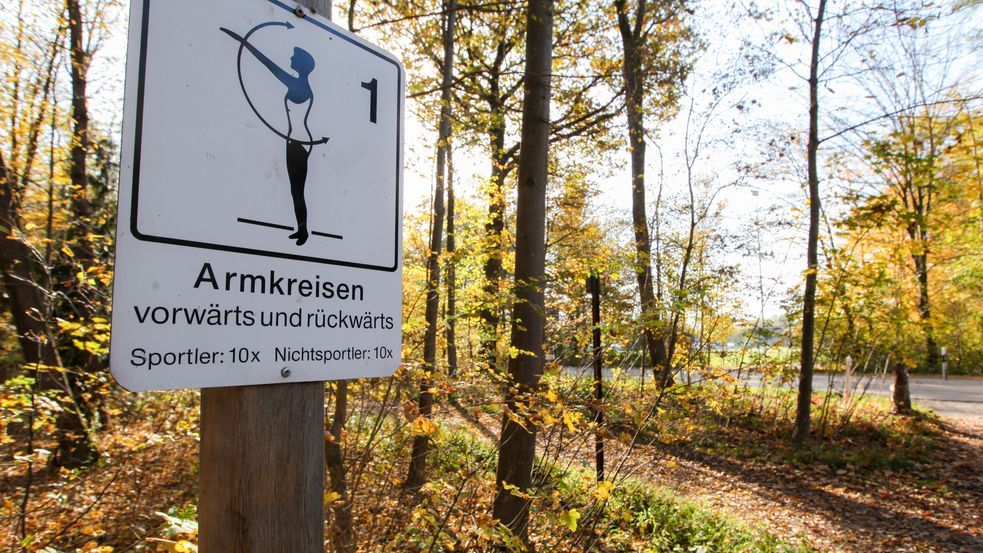 Trimmdichpfadschild mit Übungsanleitung Armkreisen vorwärts und rückwärts Sportler 10 mal Nichtsportler 10 mal