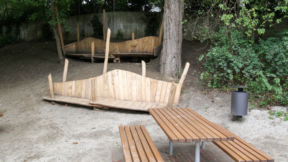 Sitzbänke und Balanciergerüst im Spielplatz Am Wasserturm