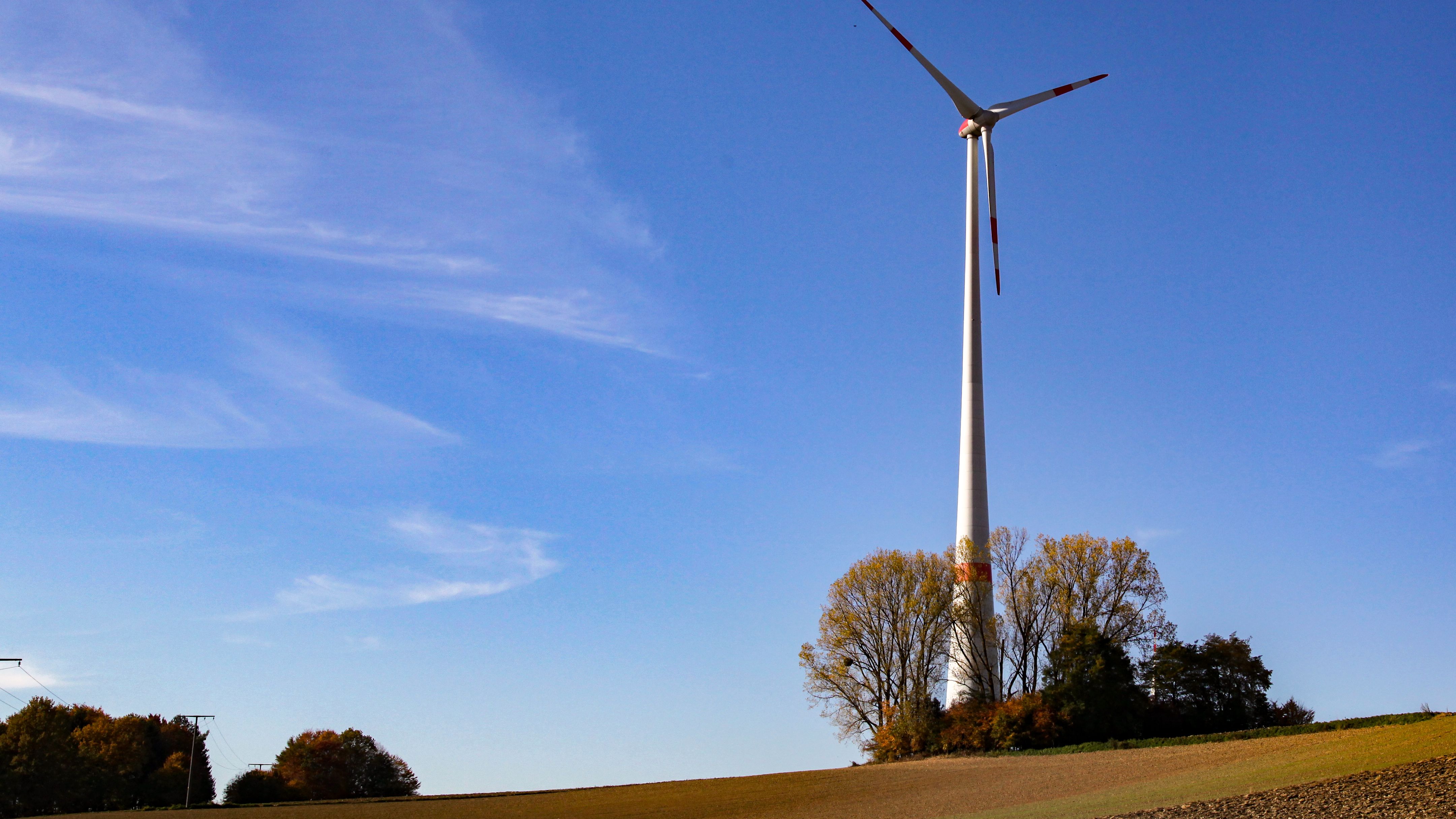 Erneuerbare Energie in Dachau: Das Windrad steht bei Steinkirchen