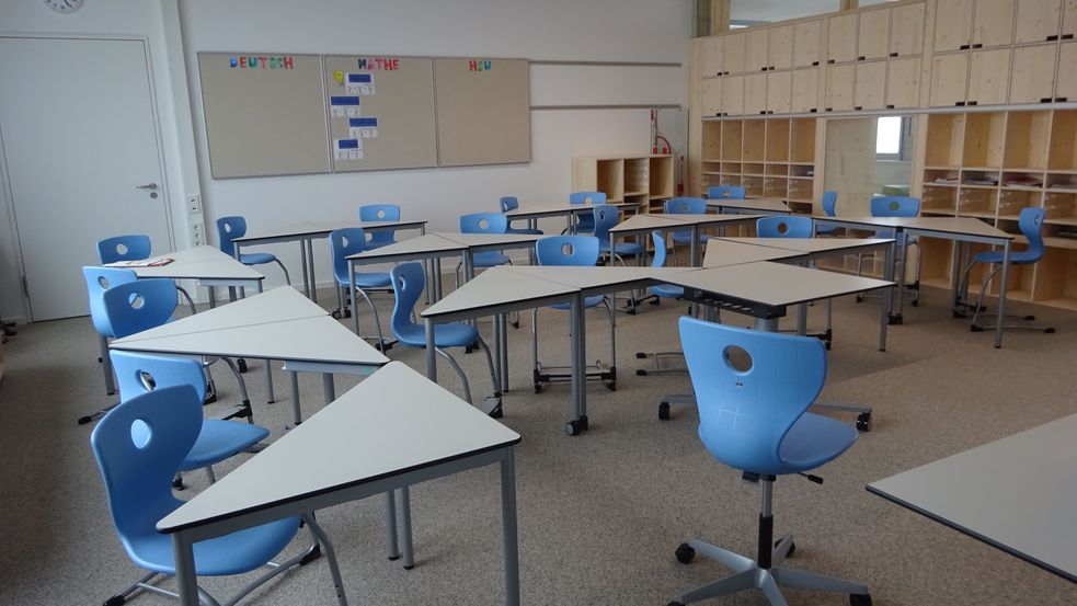 Blaue Stühle und Tischelemente im neuen Klassenzimmer