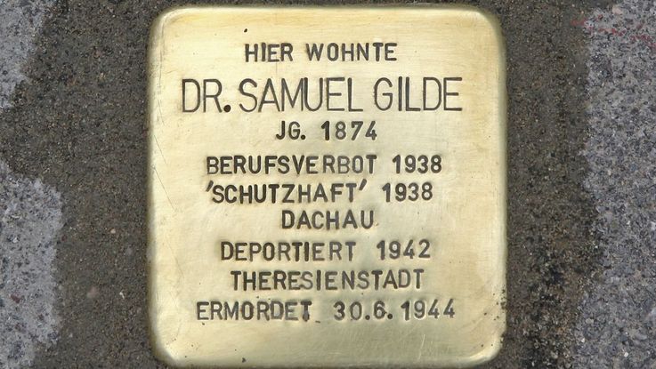 Frisch verlegter Gedenkstein, sogenannter Stolperstein zum Gedenken an Dr. Samuel Gilde