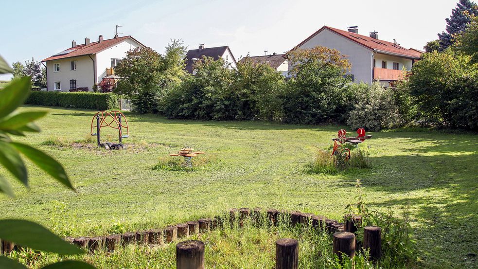 Große Wiese mit unterschiedlichen Wippen