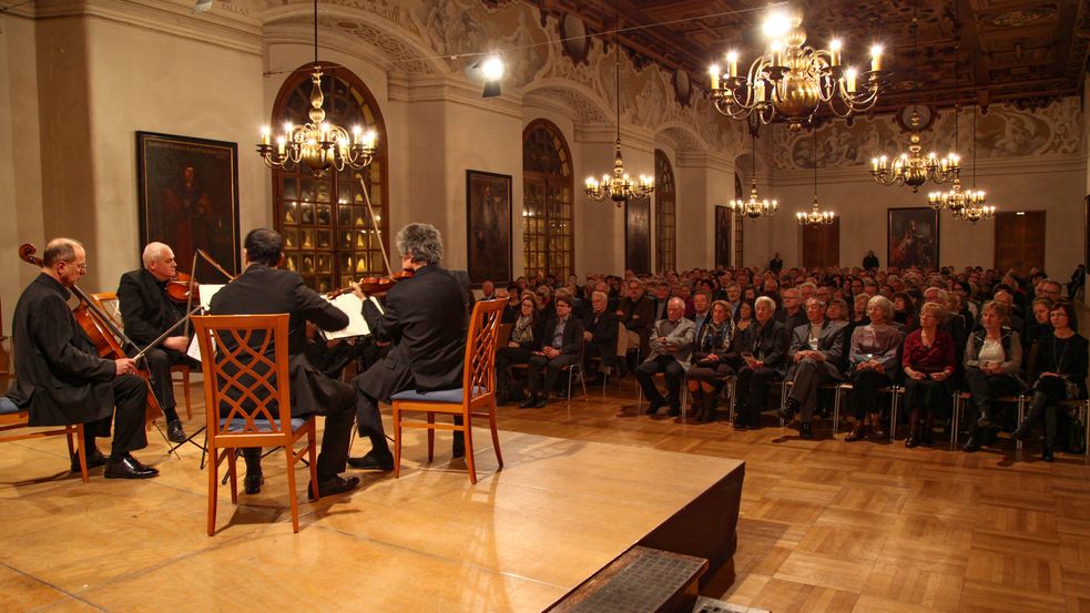 Streichquartett auf der Bühne in Saal vor Publikum