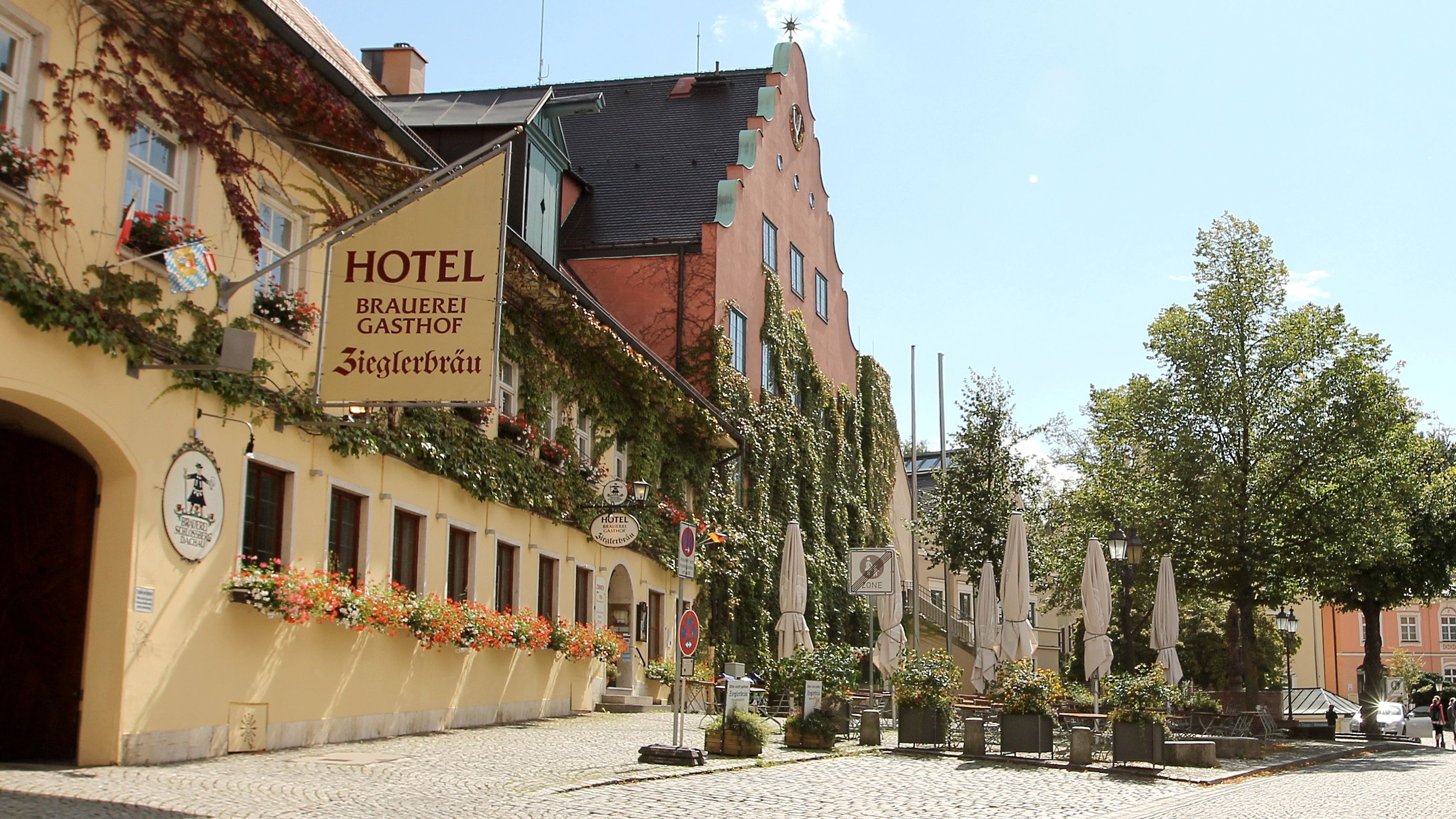 Foto vom Zieglerbräu in der Dachauer Altstadt mit sommerlichem Himmel über der KOnrad-Adenauer-Straße. Foto: Stadt Dachau