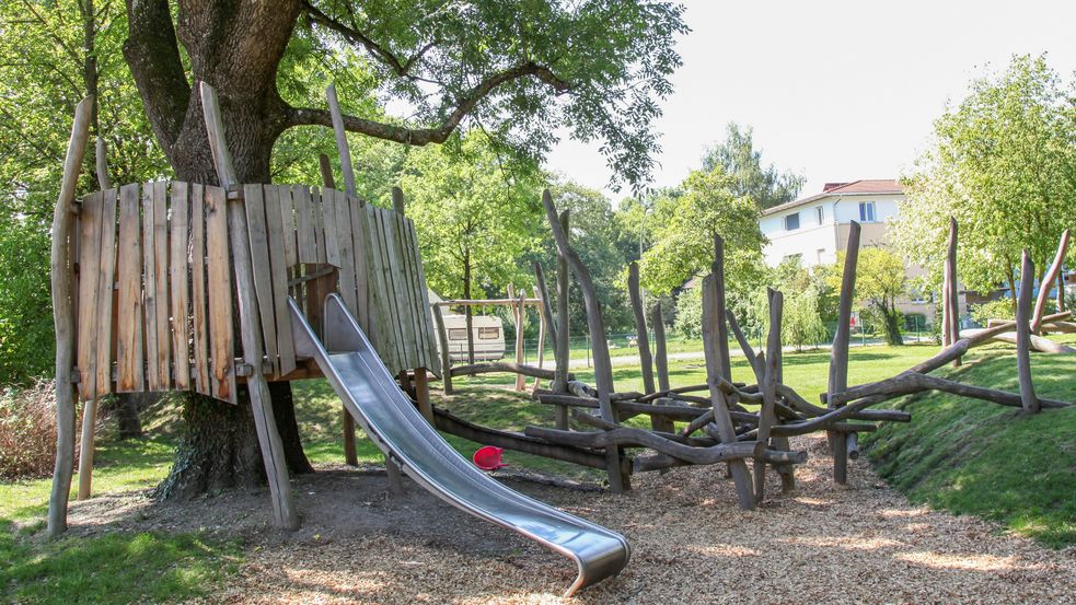 Baumhaus mit Rutsche neben Kletterschlucht