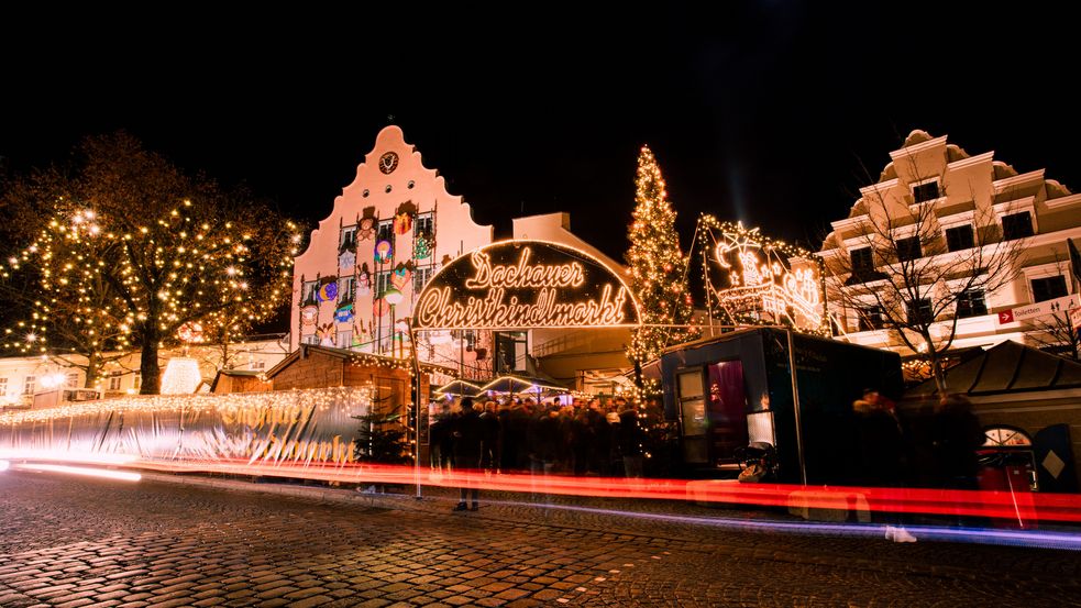 Außenansicht Christkindlmarkt Dachau mit Altstadthäusern im Hintergrund