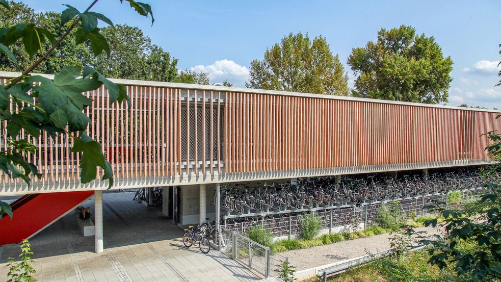 Fahrradparkhaus östlich des S-Bahnhofs Dachau