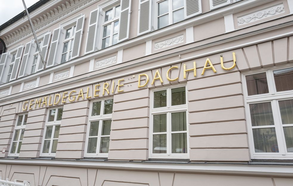 Fotografie der Fassade der Gemäldegalerie Dachau mit goldenem Schriftzug "Gemäldegalerie Dachau"