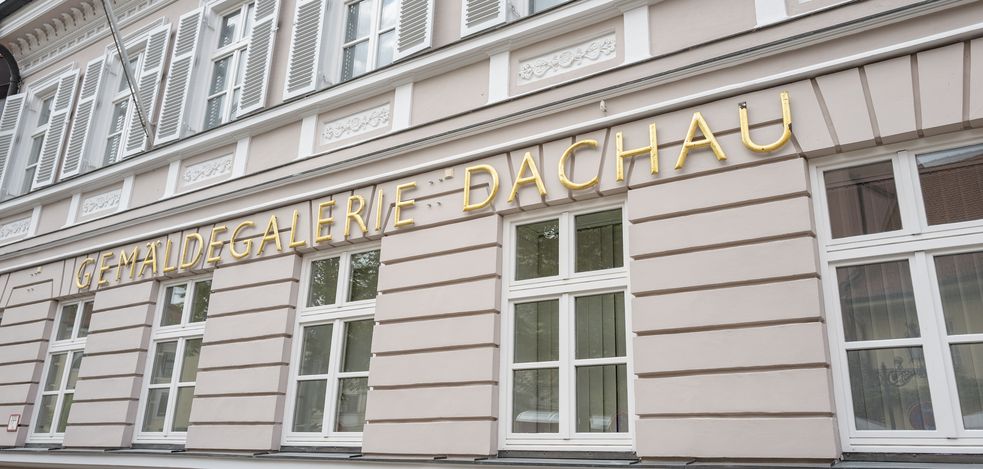 Fotografie der Fassade der Gemäldegalerie Dachau mit goldenem Schriftzug "Gemäldegalerie Dachau"