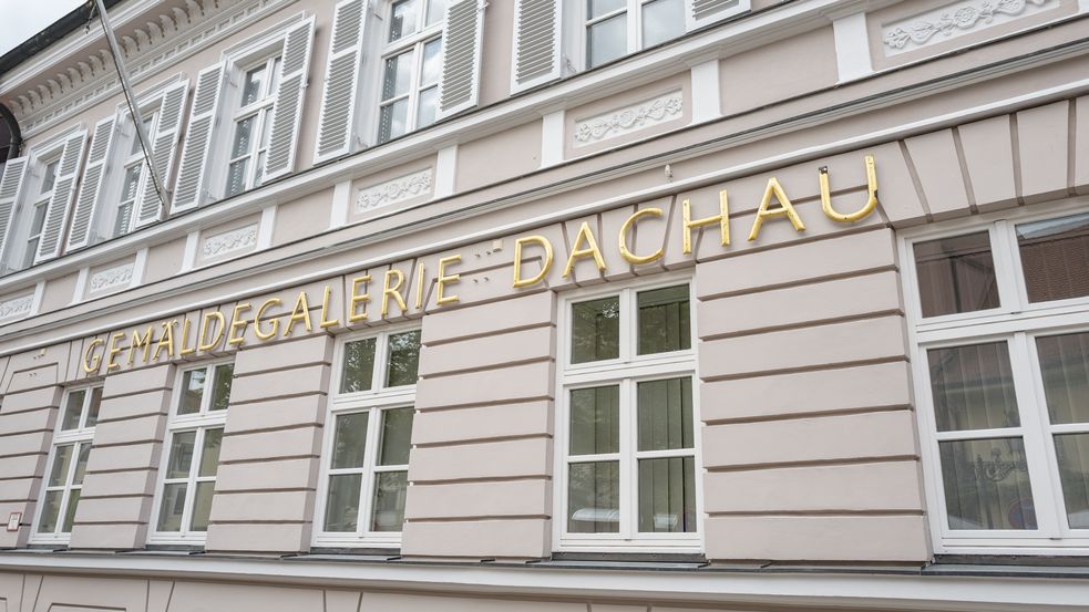 Fotografie der Fassade der Gemäldegalerie Dachau mit goldenem Schriftzug "Gemäldegalerie Dachau"