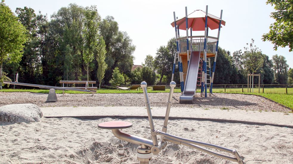 Wippen im Sandkasten, Mikadoturm mit Rutsche im Hintergrund