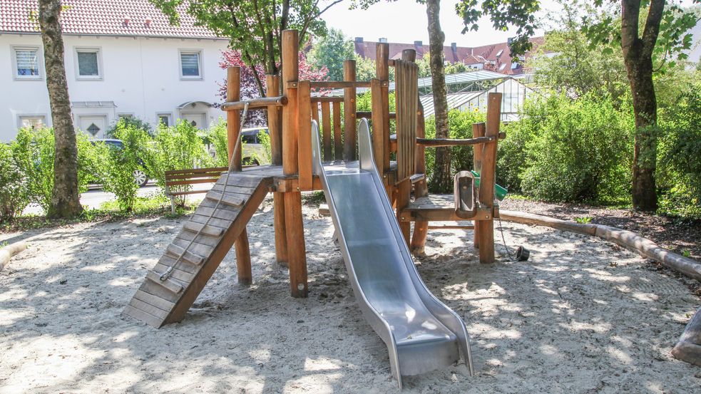 Klettergerüst mit Rutsche im Sandkasten