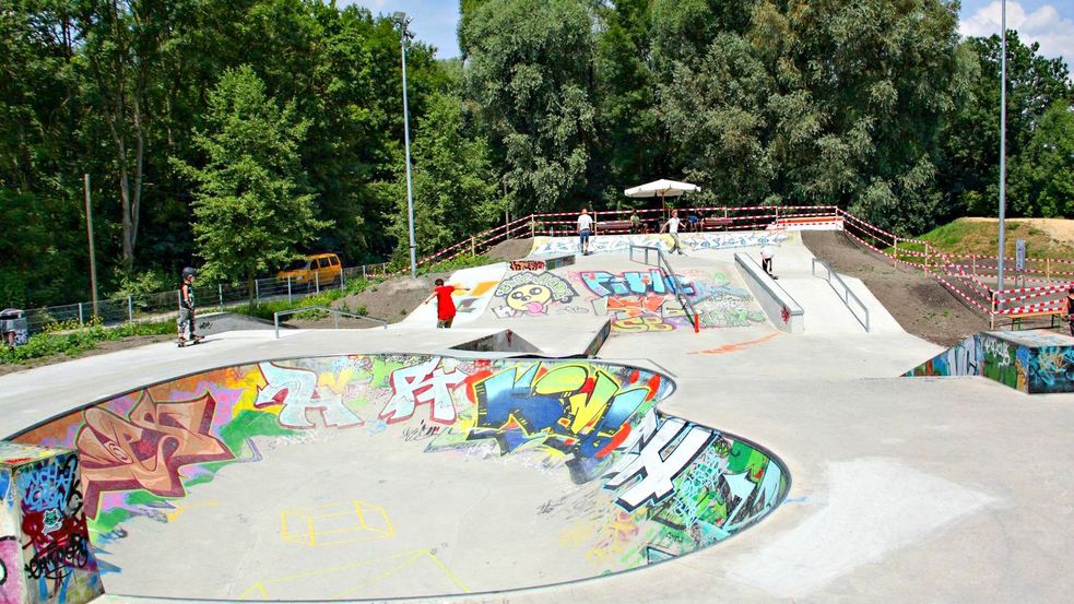 Personen beim Skaten im Skaterpark