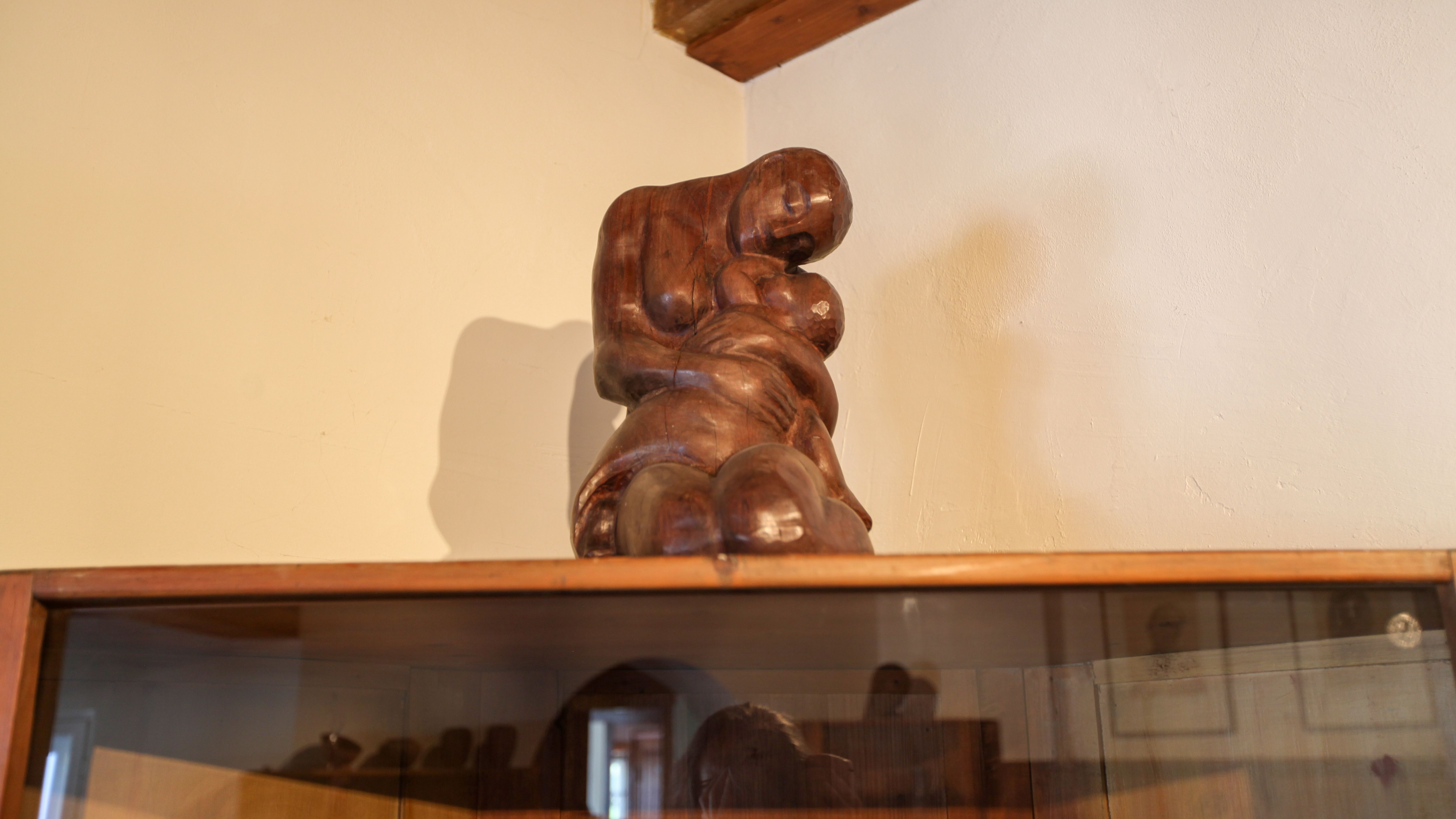 Ruckteschell-Villa, Skulptur Mutter mit Kind von Walter von Ruckteschell