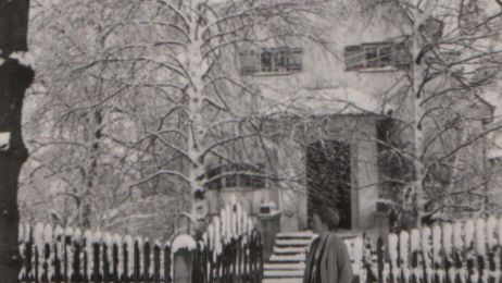 Ruckteschell-Villa (früher) im Winter, Fotografie mit Frau im Schnee vor Haus