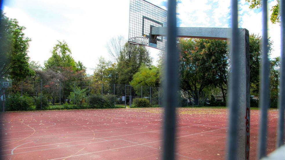 Tartanspielfeld mit Basketballkorb