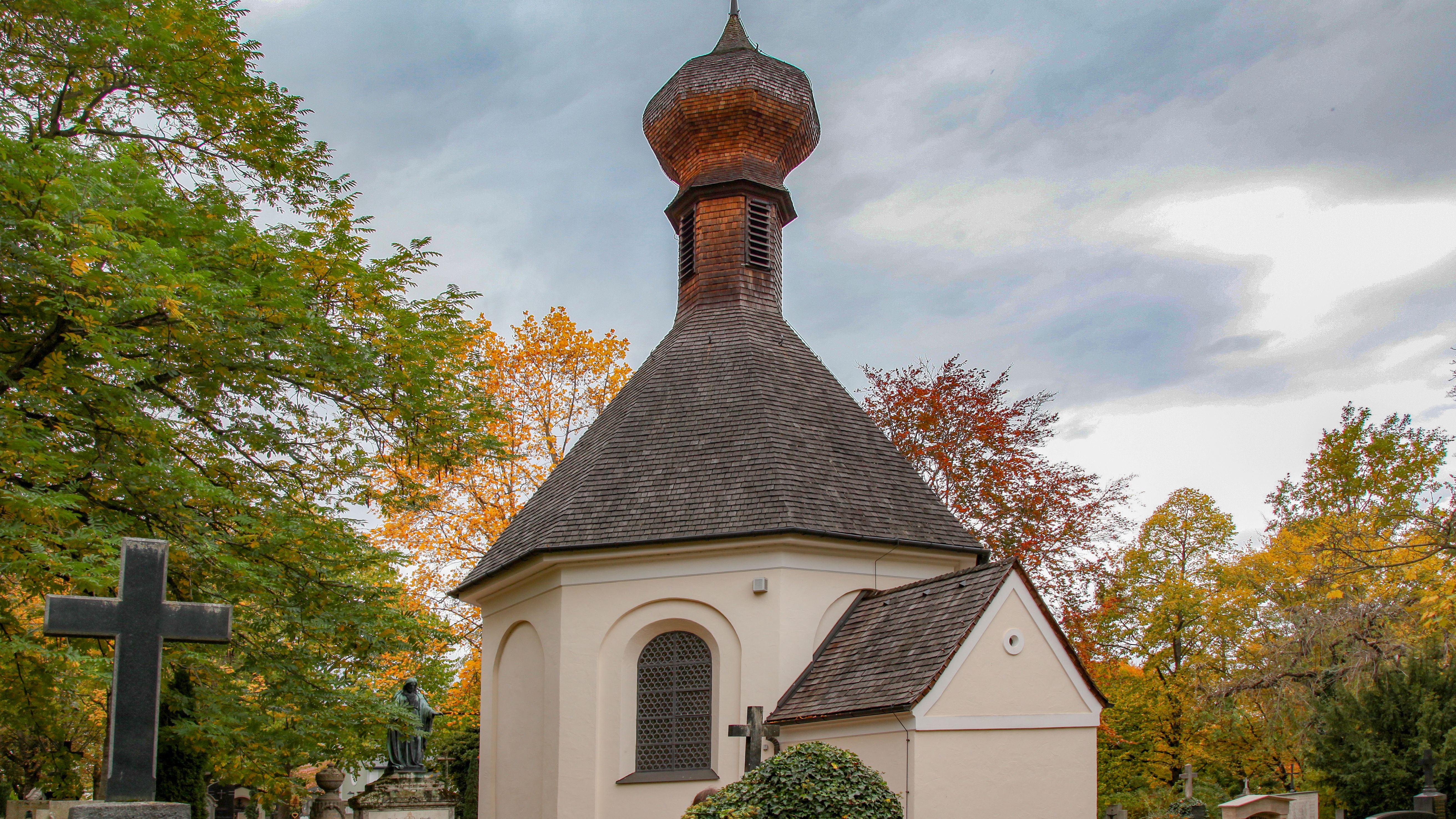 Photo of Gottesacker chapel on old town cemetery with clouds in the sky overhead.. Photo: City of Dachau