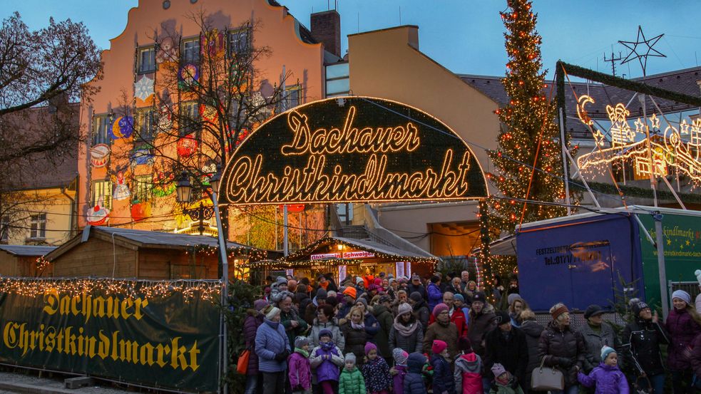 Photo of Dachau christmas market at dawn: Entrance with town hall in the background, with lights and decorations. Photo: City of Dachau