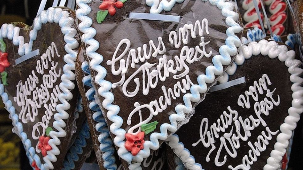 Lebkuchenherzen mit Aufschrift "Gruß vom Volksfest Dachau"