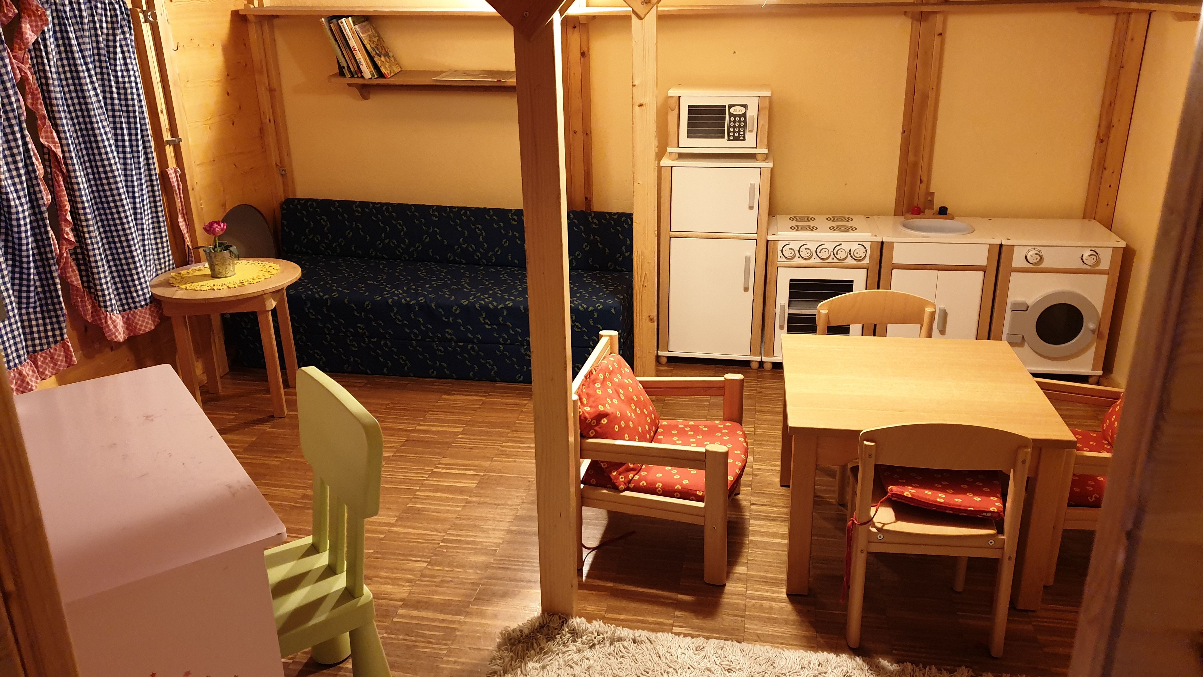 Raum aus Holzelementen mit Küche und Wohnzimmer